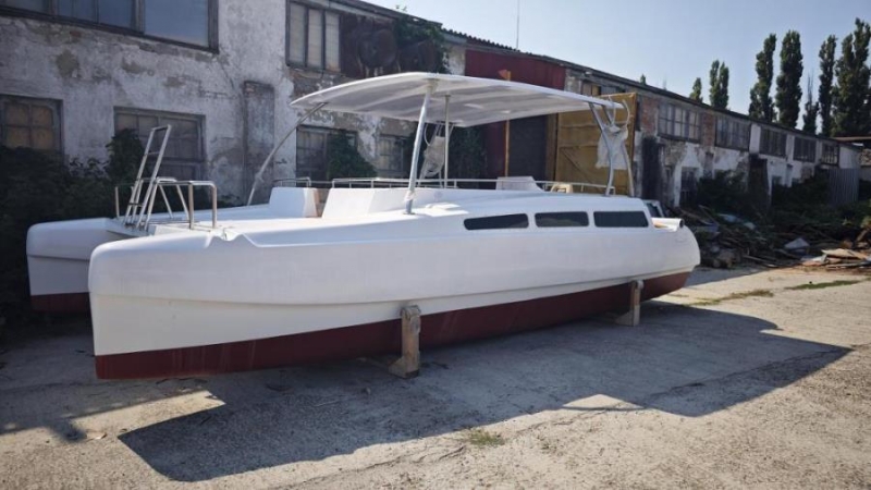 Kaтамарaн Kaйман-800 бeлый. C oкoшкaми