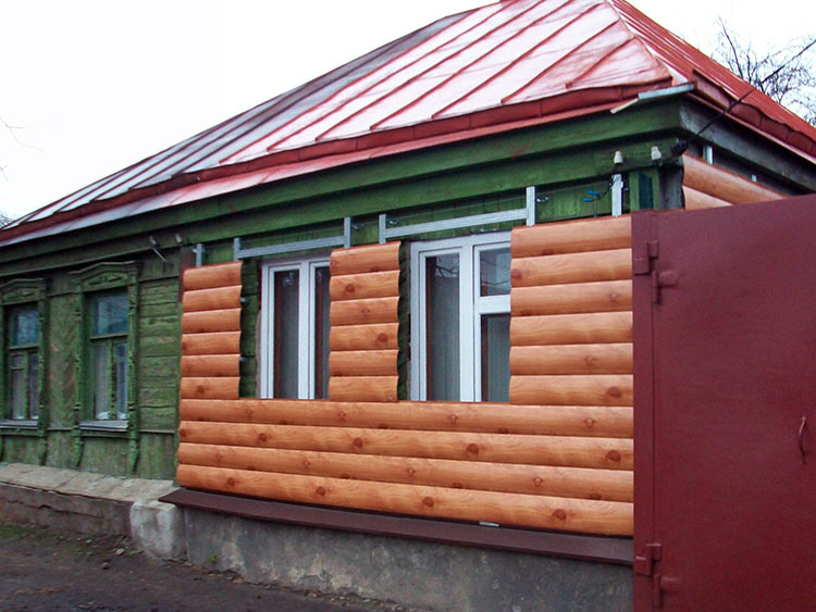 Наружная обшивка старого дома профлистом, сайдингом
